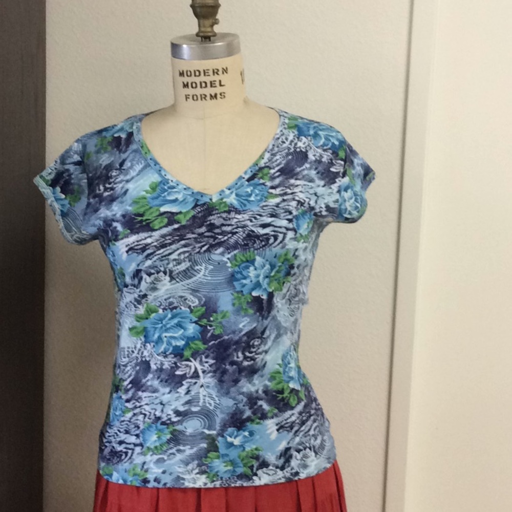 OLE EMBELLISHED T-SHIRT BLUE FLORAL CAP SLEEVE